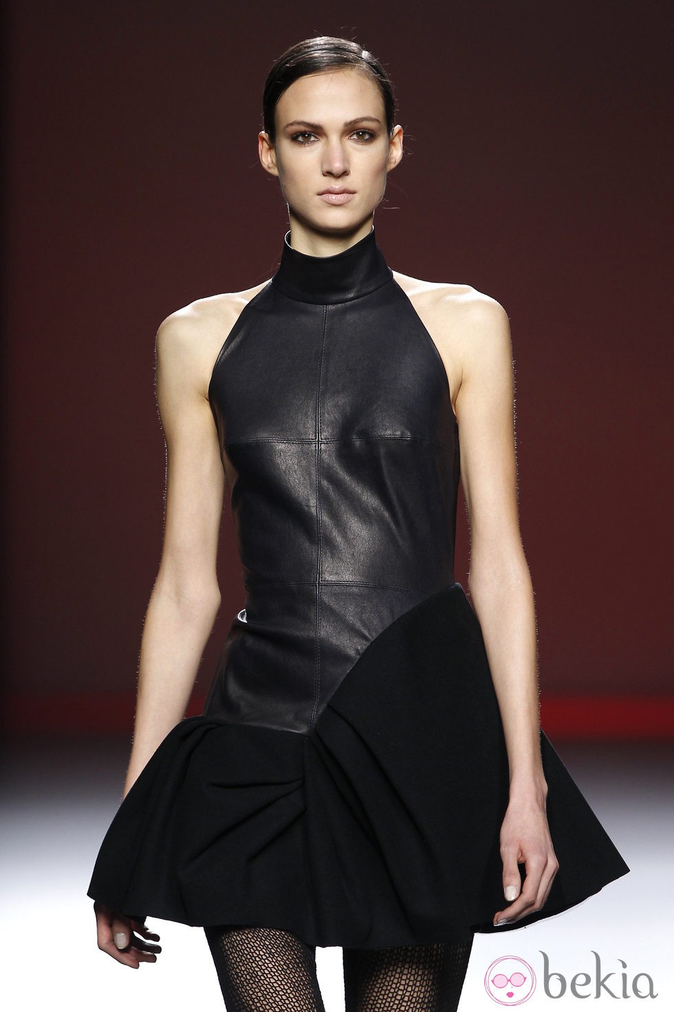 Mini vestido negro de cuero de Amaya Arzuaga en Fashion Week Madrid