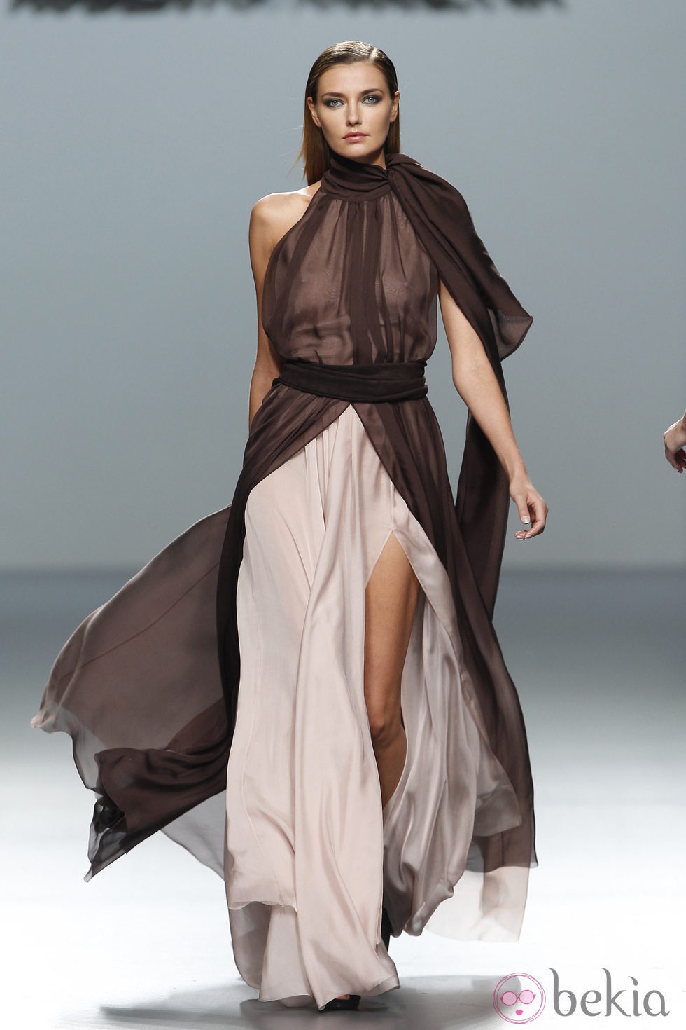 Vestido bicolor largo de gasa de la colección otoño/invierno 2012/2013 de Roberto Torretta
