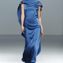 Vestido azul klein de Roberto Torretta en Fashion Week Madrid
