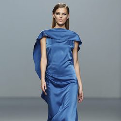 Vestido azul klein de Roberto Torretta en Fashion Week Madrid