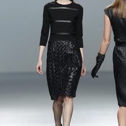 Conjunto de jersey y falda negra de cintura alta de la colección otoño/invierno 2012/2013 de Roberto Torretta