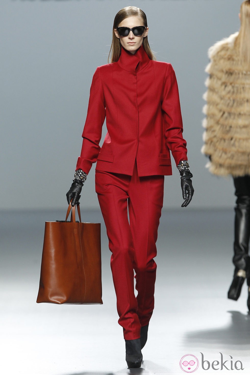 Traje chaqueta en color rojo de Roberto Torretta en Fashion Week Madrid