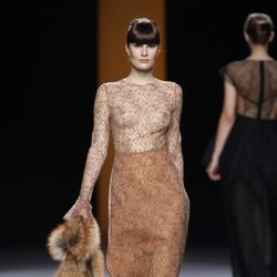 Vestido marrón transparente de Juanjo Oliva en la Fashion Week Madrid
