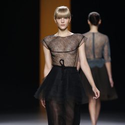 Vestido negro transparente de la colección otoño/invierno 2012/2013 de Juanjo Oliva