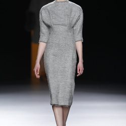 Vestido gris jaspeado de la colección otoño/invierno 2012/2013 de Juanjo Oliva