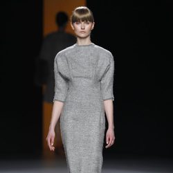 Vestido gris jaspeado de la colección otoño/invierno 2012/2013 de Juanjo Oliva