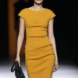 Vestido color mostaza de Juanjo Oliva en Fashion Week Madrid