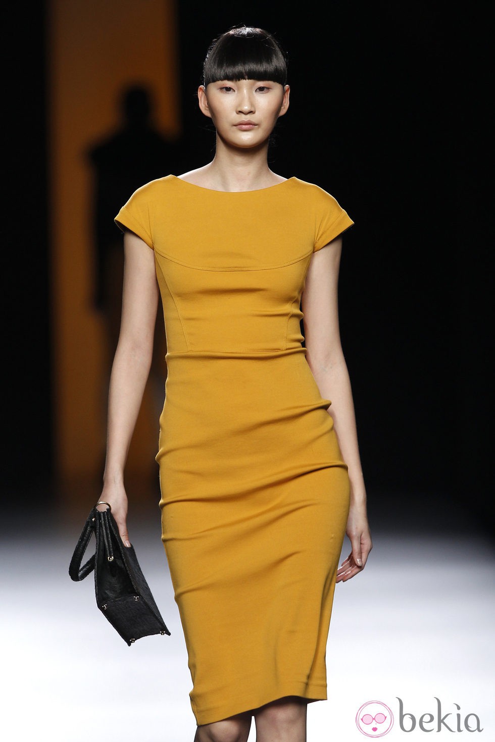 Vestido color mostaza de Juanjo Oliva en Fashion Week Madrid