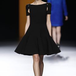 Vestido negro con volantes de la colección otoño/invierno 2012/2013 de Juanjo Oliva