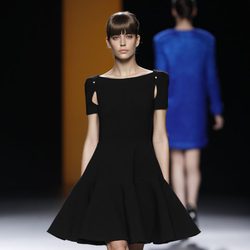 Vestido negro con volantes de la colección otoño/invierno 2012/2013 de Juanjo Oliva