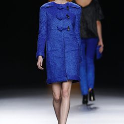 Abrigo azul eléctrico de Juanjo Oliva en Fashion Week Madrid