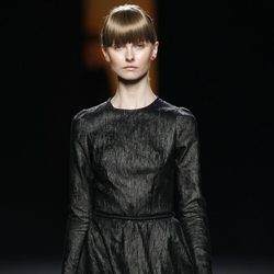 Vestido negro de vuelo de la colección otoño/invierno 2012/2013 de Juanjo Oliva