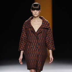 Maxi abrigo en color granate de Juanjo Oliva en Fashion Week Madrid