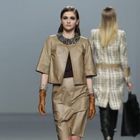 Chaqueta y falda de cuero de Roberto Torretta en Fashion Week Madrid