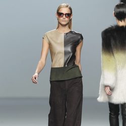 Amplio pantalón y camiseta de cuero con piel de la colección otoño/invierno 2012/2013 de Roberto Torretta