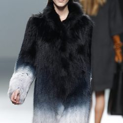Abrigo bicolor de pelo de Roberto Torretta en Fashion Week Madrid