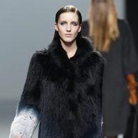 Abrigo bicolor de pelo de Roberto Torretta en Fashion Week Madrid