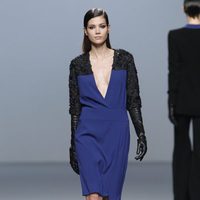 Vestido escotado bicolor de Roberto Torretta en Fashion Week Madrid