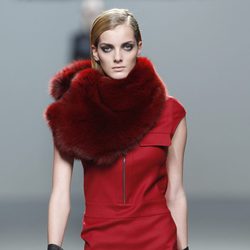 Vestido rojo con cuello de pelo de Roberto Torretta en Fashion Week Madrid