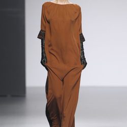 Vestido saco marrón de Ángel Schlesser en Fashion Week Madrid