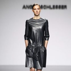 Vestido de cuero de la colección otoño/invierno 2012/2013 de Ángel Schlesser