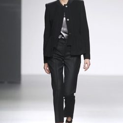 Traje pantalón negro de Ángel Schlesser en Fashion Week Madrid