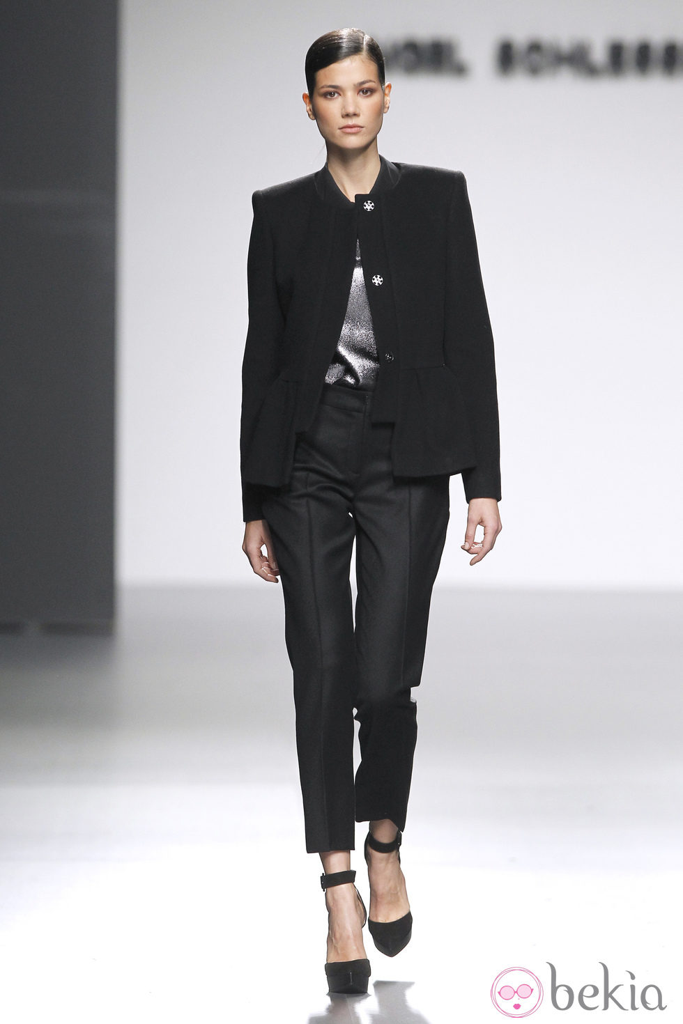 Traje pantalón negro de Ángel Schlesser en Fashion Week Madrid