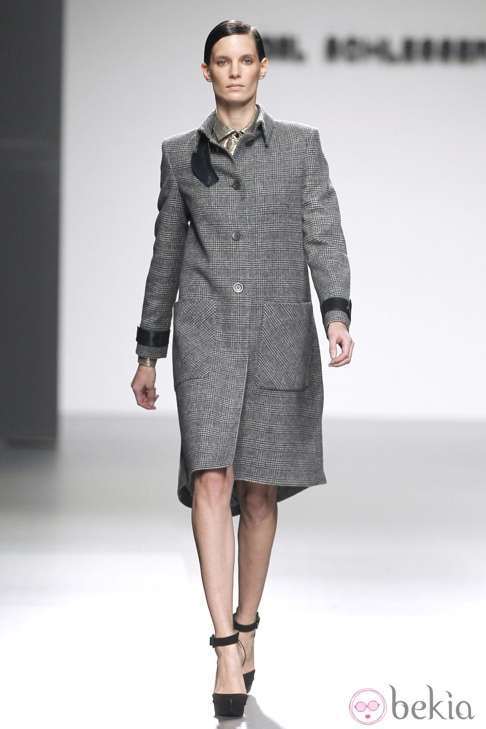 Abrigo gris tartán de la colección otoño/invierno 2012/2013 de Ángel Schlesser