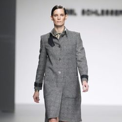 Abrigo gris tartán de la colección otoño/invierno 2012/2013 de Ángel Schlesser