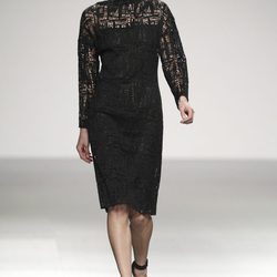 Vestido negro de encaje de Ángel Schlesser en Fashion Week Madrid