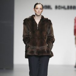 Abrigo de pelo de Ángel Schlesser en Fashion Week Madrid