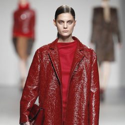 Abrigo de charol rojo de la colección otoño/invierno 2012/2013 de Ángel Schlesser