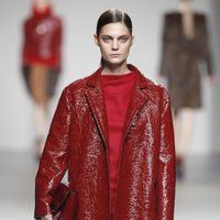 Abrigo de charol rojo de la colección otoño/invierno 2012/2013 de Ángel Schlesser