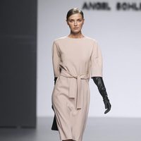 Vestido crema atado a la cintura de Ángel Schlesser en Fashion Week Madrid
