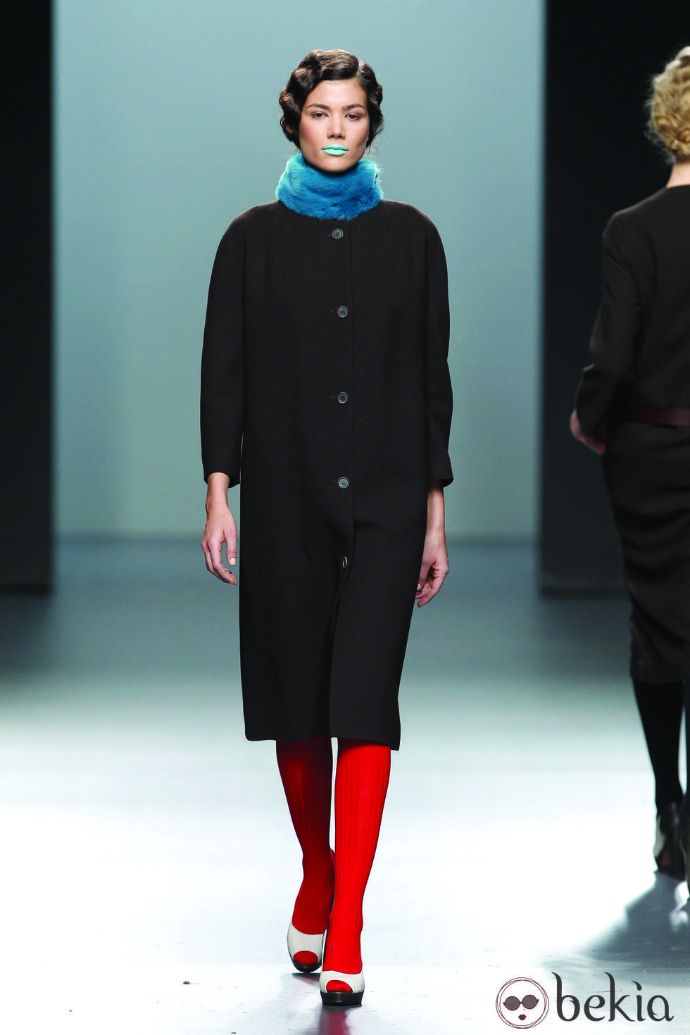Abrigo minimal en color negro de la colección otoño/invierno 2012/2013 de Lemoniez