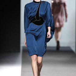 Vestido azul con terciopelo negro de Miguel Palacio en Fashion Week Madrid