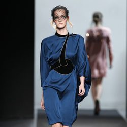 Vestido azul con terciopelo negro de Miguel Palacio en Fashion Week Madrid