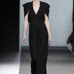 Vestido largo negro de la colección otoño/invierno 2012/2013 de Miguel Palacio