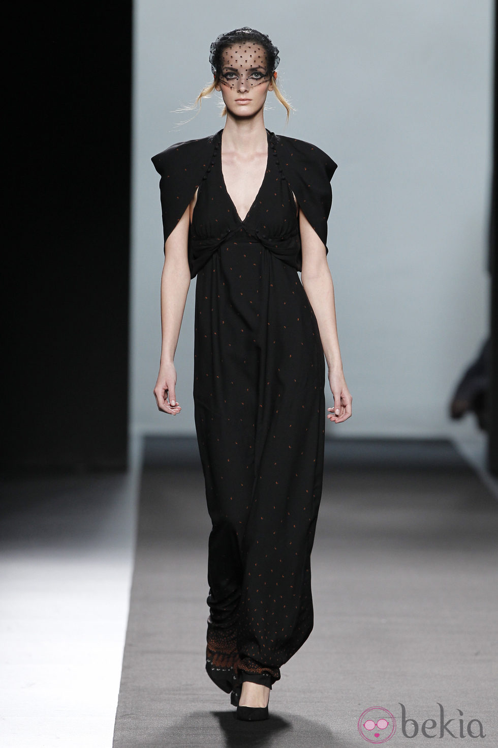 Vestido largo negro de la colección otoño/invierno 2012/2013 de Miguel Palacio