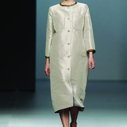 Abrigo minimal en color nude de la colección otoño/Invierno 2012/2013 de Lemoniez
