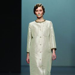 Abrigo minimal en color nude de la colección otoño/Invierno 2012/2013 de Lemoniez