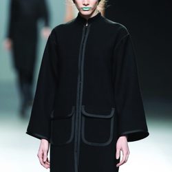 Abrigo de corte oriental en color negro de la colección otoño/invierno 2012/2013 Lemoniez