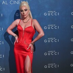 Lady Gaga vestida de Versace en la premiere de 'House Of Gucci' en Milán