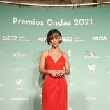 Vicky Luengo con un vestido rojo en la alfombra roja de los premios Ondas 2021