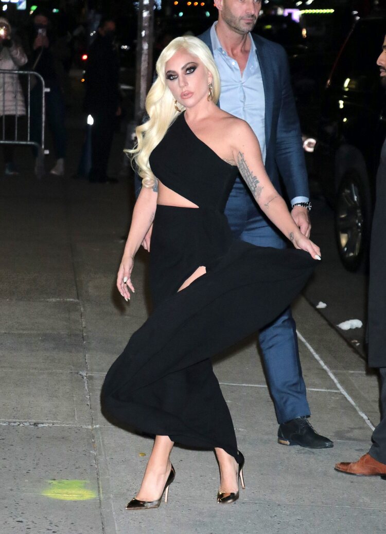 Lady Gaga de Valentino llegando a 'The Late Show with Stephen Colbert'
