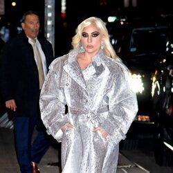 Lady Gaga con un abrigo de Lanvin llegando a 'The Late Show with Stephen Colbert'