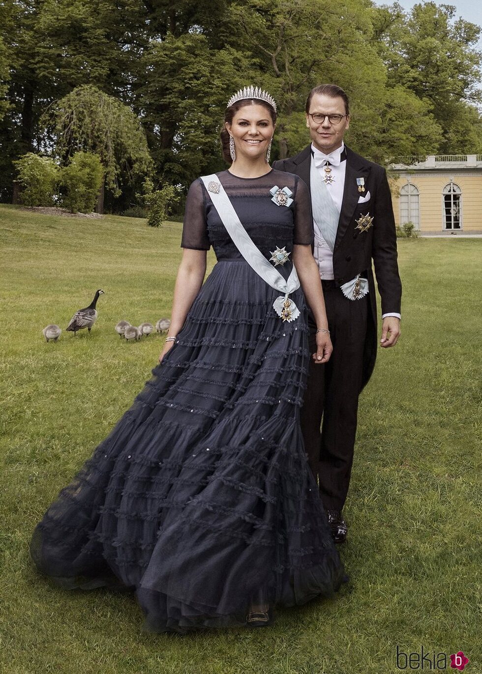 Victoria de Suecia con un vestido de H&M junto a su marido Daniel posan para celebrar su décimo aniversario de boda