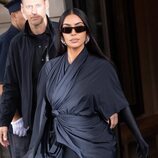 Kim Kardashian de Balenciaga saliendo de su hotel en Nueva York