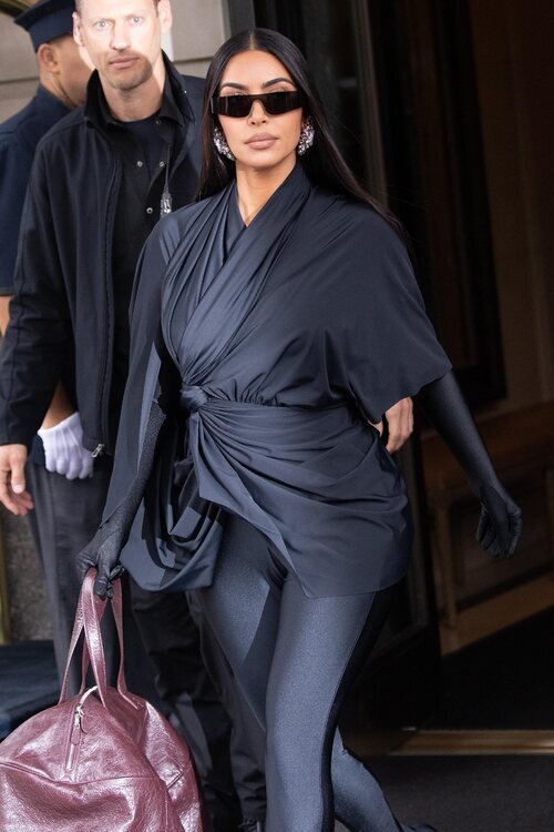 Kim Kardashian de Balenciaga saliendo de su hotel en Nueva York