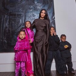 Kim Kardashian y sus cuatro hijos, todos vestido de Balenciaga, en Nochebuena